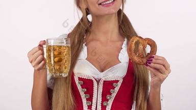 认不出来<strong>性感</strong>的啤酒节女孩迪恩德尔微笑持有啤酒椒盐卷饼